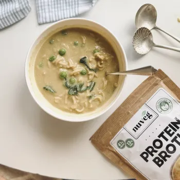 Comprar caldo proteico vegano CON FIDEOS a base de levadura nutricional, marca NUVEG