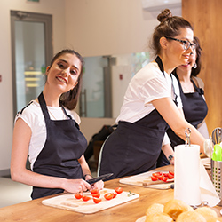 Equipo de cocina preparando platos
